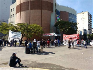 Más de diez organizaciones sociales y gremiales se concentraron en la Plaza 25 de Mayo.