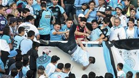En el último partido entre Belgrano y Talleres, golpearan y arrojaran de la tribuna a Emanuel Balbo, joven de 22 años, que murió el lunes. (Foto: La Nación)