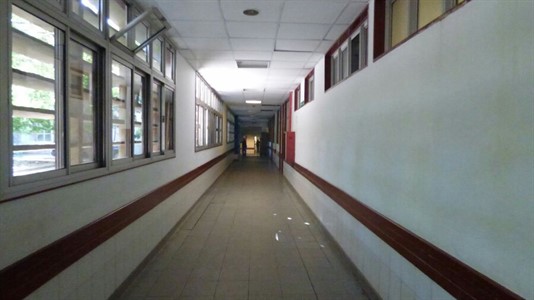 Uno de los pasillos del Hospital Perrando.