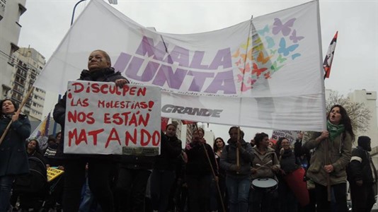 Miles de mujeres reclaman el fin de los femicidios en Argentina.