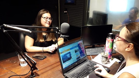 Cruz visitó los estudios de Radio Libertad y fue entrevistada por Andrea Bonnet.