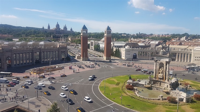 La plaza España y el portal de ingreso al palacio donde funciona el Museo Nacional de Arte.
