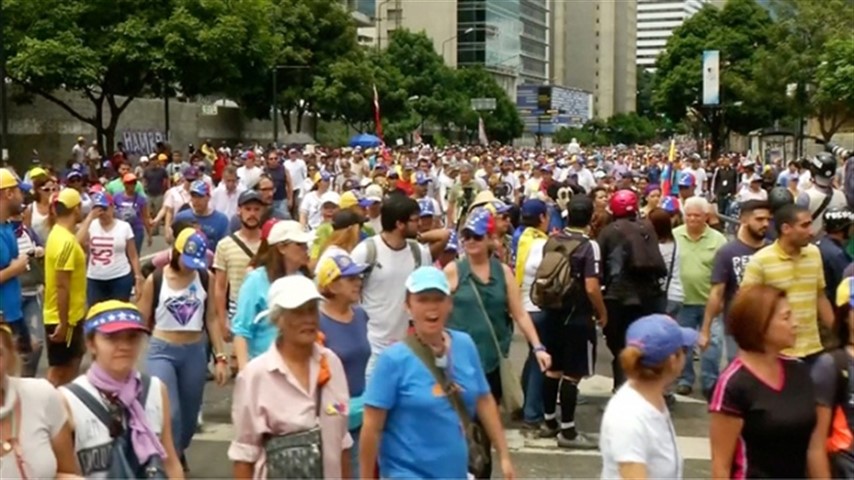 Maduro intentó frenar la protesta en las calles y pidió diálogo, pero la oposición respondió pidiendo "tomar Venezuela".
