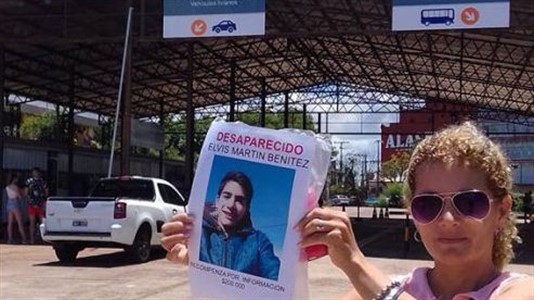 La madre con la foto de su hija, recorriendo la frontera con Paraguay.
