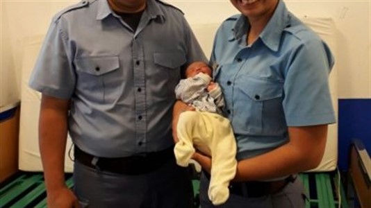 Los policías, felices, posaron junto a la madre y el recién nacido. 