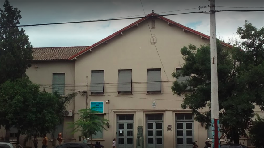 El ingreso a la céntrica escuela, ubicada sobre avenida Rivadavia.