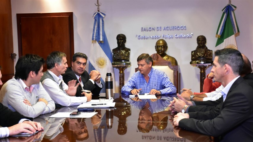 El gobernador y el intendente Capitanich, junto a dueños de las empresas de colectivos.