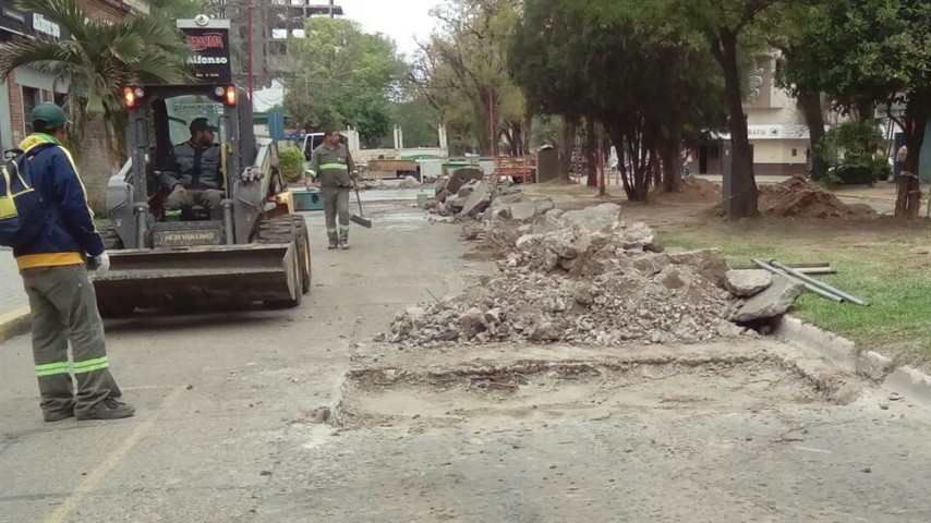 El municipio trabaja en reparar la avenida de acceso a la ciudad.