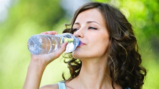Hidratarse con agua, es importante para cuidar los riñones.