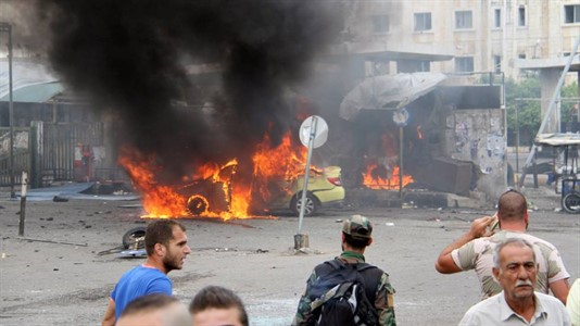 Un soldado sirio y civiles este lunes tras las explosiones que golpearon la ciudad siria de Tartous. (Foto: REUTERS)