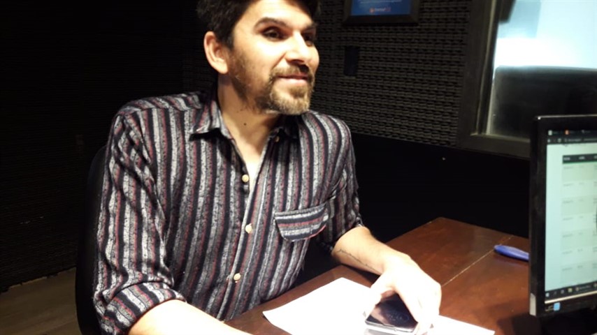 Walter Carbonell, visitó el estudio de radio Libertad.