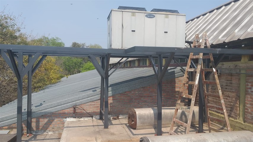 Foto: La estructura para los aires acondicionados en el techo del edificio.