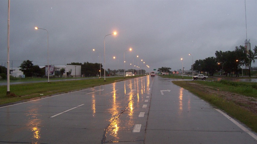 La autovía Nicolás Avellaneda es una de las que mejores desagua agua.  