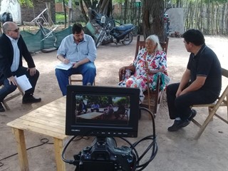 Diego Vigay entrevistando a Rosa Grilo, la única sobreviviente de la matanza.