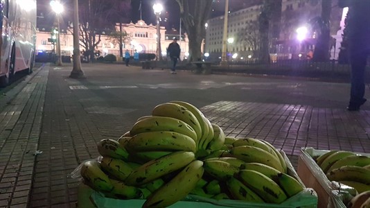 Los productores llegaron a la madrugada y desde las 10 comenzarán a regalar bananas como forma de protesta. (Foto: Alerta Tránsito).