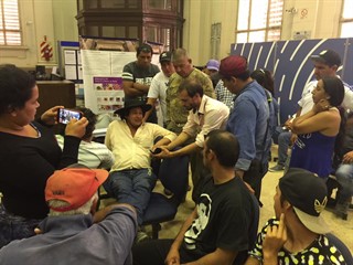Desde el lunes, Tito López y otros integrantes del MTD 17 Julio tomaron la sede del Banco Nación de Resistencia. (Foto: Facebook Fernando Ayala)