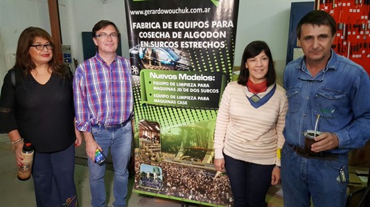 En Las Breñas los diputados visitaron una empresa de limpieza para máquinas algodoneras.
