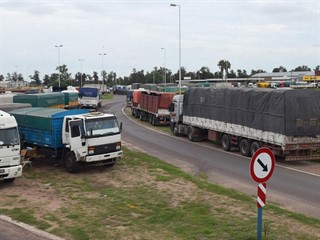 La rotonda de las rutas nacionales 11 y 16 es uno de los puntos de concentración de los camioneros. (Foto archivo)