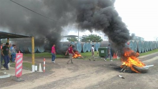 Protesta de trabajadores de Intesar. (Foto: Diario Norte)