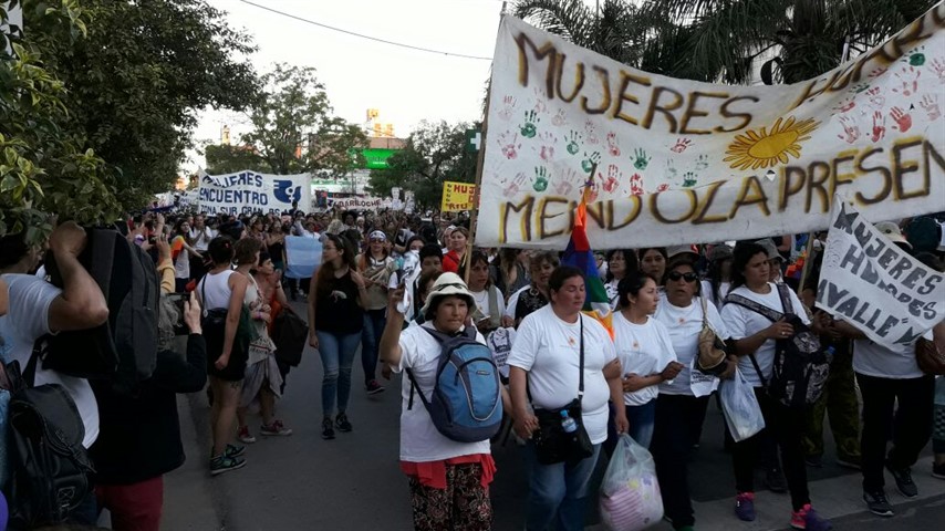 Las mujeres movilizadas en Chaco. Dos colectivos salen par La Plata. (Foto de archivo)