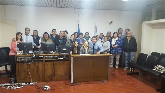 Tras el juicio, la jueza se tomó una foto junto al jurado (Foto: JuicioporJurado.org)