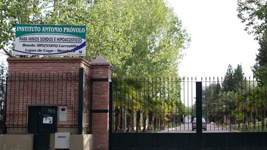 La puerta del Instituto Próvolo en Luján de Cuyo, Mendoza. 