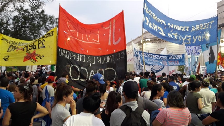 Imágenes de la multitudinaria marcha que arrancó en el campus de la avenida Las Heras y terminó en la plaza 25 de Mayo.