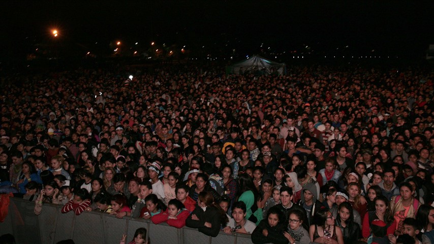 Una verdadera multitud se reunió en el escenario del parque.