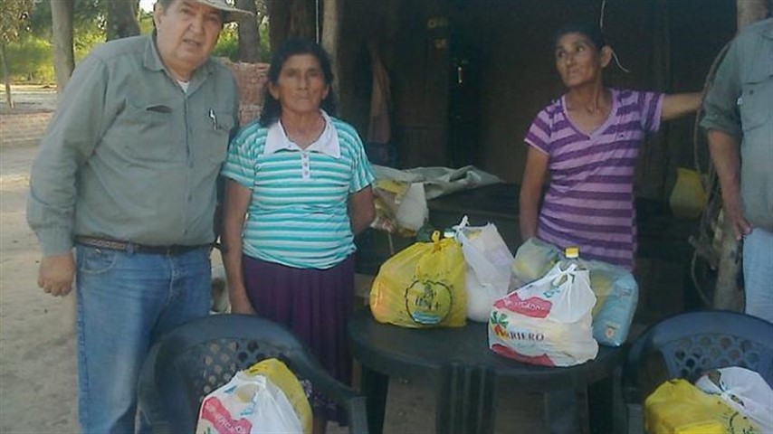 Un grupo de amigos juntan las donaciones y las llevan a las comunidades del interior.